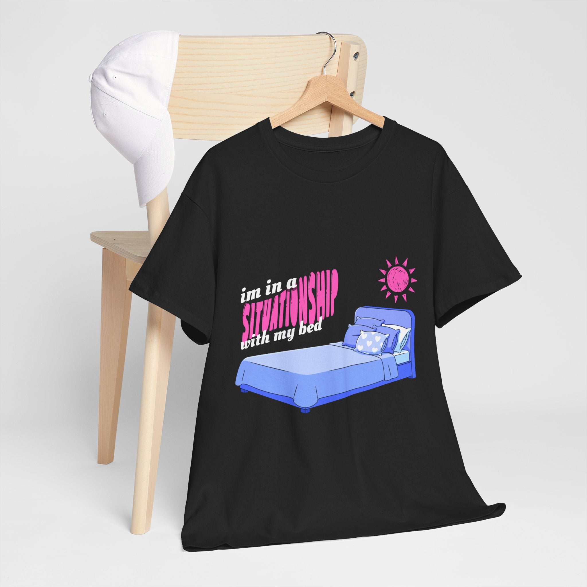 Im in a situationship with my bed — Unisex Heavy Cotton Tee